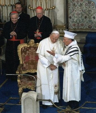 Jan Pawe II podczas wizyty w rzymskiej synagodze w 1986 roku.