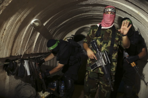 Wojownik Hamasu w podziemnym tunelu w Gazie w sierpniu 2014 r. podczas  wycieczki dla dziennikarzy Reutersa (Mohammed Salem/Reuters)