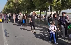 Palestyńscy cywile wychodzący z Gazy. (Zrzut z ekranu wideo)