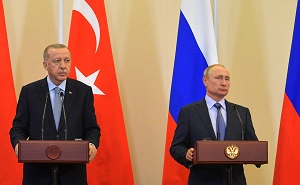 Ustępstwa Zachodu niestety tylko ośmielą tureckiego prezydenta Recepa Tayyipa Erdoğana i wepchną go głębiej w orbitę rosyjską, zarówno politycznie jako tajnego sojusznika, jak i militarnie jako klienta istotnych systemów uzbrojenia. Na zdjęciu: Erdoğan na konferencji prasowej z prezydentem Rosji Władimirem Putinem 22 października 2019 r. w Soczi w Rosji. (Źródło zdjęcia: kremlin.ru)