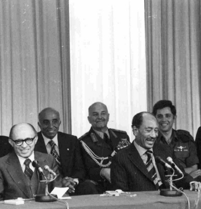 Konferencja prasowa z Sadatem. Po lewej, premier Izraela, Menahem Begin. Autor jest za Sadatem po prawej.  <br />