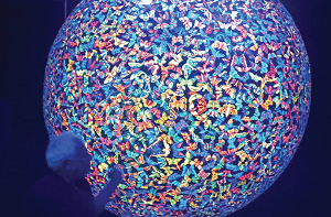 ARTYSTA ZADOK Ben-David wskazuje na swoj instalacj „Druga strona pónocy” w Muzeum Wiey Dawida w Jerozolimie.(zdjcie: LIAT COLLINS)