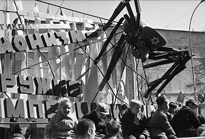 <span>Rys. 1: Vladimir Sichov, „Syjonizm jest broni imperializmu!” Parada pierwszomajowa, Moskwa, ZSRR, 1972 (Zdjcie dziki uprzejmoci Vladimira Sichova)</span>