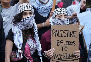 Propalestyńscy demonstranci gromadzą się przed izraelskim konsulatem w San Francisco dwa dni po masakrze przez Hamas 1400 mężczyzn, kobiet i dzieci w południowym Izraelu, 9 października 2023 r. Źródło: Phil Pasquini/Shutterstock.