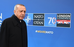 Prezydent Turcji Recep Tayyip Erdoğan próbuje zmienić to, co wydaje się być jednym z ważniejszych strategicznych posunięć w historii NATO, w handel dywanami na Wielkim Bazarze w Stambule. Na zdjęciu: Erdoğan przybywa na szczyt NATO w Watford w Anglii 4 grudnia 2019 r.