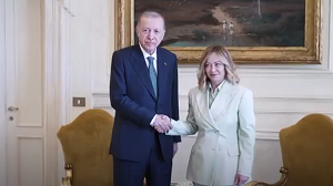 19 marca reim prezydenta Turcji Recepa Tayyipa Erdogana aresztowa burmistrza Stambuu Ekrema Imamoglu, gównego rywala Erdogana w kolejnych wyborach prezydenckich, pod zarzutem „korupcji i terroryzmu”. Reim Erdogana aresztowa równie wielu dziennikarzy-dysydentów i nadal wywiera presj finansow i sdow na media, które odmawiaj dziaania jako tuby propagandowe reimu. Prezydent Erdogan by wychwalany przez prezydenta Obam i prezydenta Trumpa. Na zdjciu Erdogan wita premierk Woch Giorgi Meloni, która kilka dni temu zapewnia w Ankarze, e bdzie dy do wzmocnienia wizi midzy Turcj Erdogana i Wochami. (Zrzut z ekranu wideo)