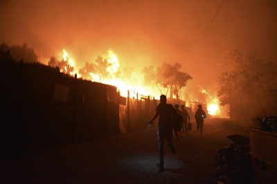 Poncy orodek Moria na wyspie Lesbos. (Zrzut z ekranu z Youtube.)