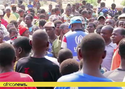 Dihadyci Al-Szabaab w Cabo Delgado, pónocnej prowincji Mozambiku, obcinaj gowy dzieciom zaledwie 11-letnim. Ta grupa terrorystyczna zabia ponad 1300 cywilów i wygnaa z domów niemal 670 tysicy ludzi od czasu, kiedy zacza ataki w kraju w padzierniku 2017 roku, informuje Departament Stanu USA. Na zdjciu: obóz dla uciekinierów (zrzut z ekranu wideo)