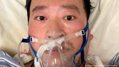 Dr Li Wenliang, który zmarł na koronawirusa 7 lutego, otrzymał wcześniej od rządu naganę (wraz z siedmioma innymi lekarzami) za ostrzeżenie w grudniu o wybuchu epidemii. Został oskarżony o ”szerzenie fałszywych plotek” i „zakłócanie porządku publicznego” i za te odważne starania został zatrzymany i przesłuchiwany. Na zdjęciu: Li Wenliang na kilka dni przed śmiercią.