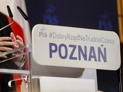 Fragment zdjęcia z doniesienia w wiadomości.gazeta.pl o wystąpieniu Jarosława Kaczyńskiego w Poznaniu.
