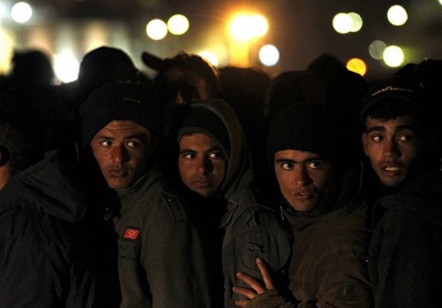 Migranci czekają na włoskim punkcie kontrolnym. (zdjęcie: REUTERS) 