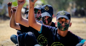 Młodzi Palestyńczycy biorący udział w letnich obozach przysposobienia wojskowego organizowanych przez Islamski Dżihad. Gaza, 26 czerwica 2021 (Atia Mophammed/Flash90)     