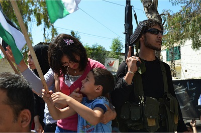 witowanie na ulicach obozu palestyskich uchodców Ain al-Hilweh w Libanie, lipiec 2015. (Zdjcie Palestinian: Geneva Call/Flickr)