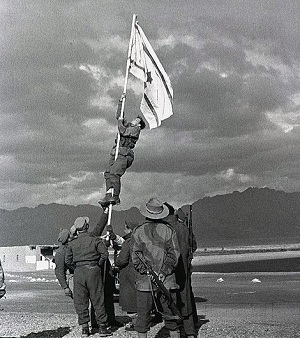 Podniesienie flagi Izraela w Ejlacie pod koniec wojny 1948 r., w marcu 1949 r. Interwencja wielkich mocarstw uratowała armie arabskie przed zniszczeniem w wojnach z Izraelem w latach 1948 i 1973.