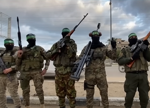 Dla Hamasu hudna jest tymczasow przerw w wojnie — nie oznacza chci jej zakoczenia i osignicia pokoju. Podczas gdy Hamas przez dziesi lat przed 7 padziernika 2023 r. mówi o swoim pragnieniu osignicia dugoterminowego rozejmu, by zajty przygotowywaniem si do najgorszej masakry ydów od czasów Holokaustu. Wiara, e Hamas kiedykolwiek zoy bro i zgodzi si zakoczy dihad (wit wojn) przeciwko Izraelowi, opiera si wycznie na ignorancji. Umowa o zawieszeniu broni pozwoli Hamasowi pozosta u wadzy i przygotowa wicej masakr przeciwko Izraelowi. Na zdjciu: terroryci z Hamasu w miecie Gaza luty 2025 r. (Zdjcie: zrzut z ekranu wideo Al. Daziry)