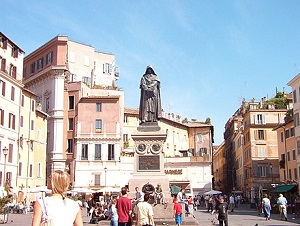 Pomnik Giordano Bruno na Campo de’ Fiori w Rzymie. (Źródło zdjęcia: Wikipedia)