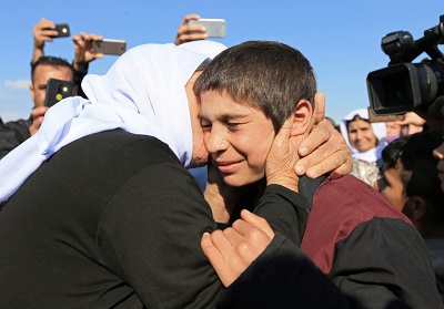 Krewny cauje ocalaego jazydzkiego chopca po jego uwolnieniu z rk bojówkarzy Pastwa Islamskiego w Syrii, w Duhok w Iraku, 2 marca 2019. (zdjcie: ARI JALAL / REUTERS)