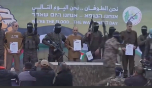 Palestyscy terroryci w sobot 8 lutego, przed przekazaniem ich pracownikom Czerwonego Krzya, prezentuj zakadników, którzy maj by uwolnieni. (Zrzut z ekranu wideo nagranego przez Hamas.)