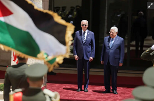 Prezydent USA Joe Biden spotyka się z palestyńskim prezydentem Mahmoudem Abbasem w Betlejem na Zachodnim Brzegu 15 lipca 2022 r. (kredyt: REUTERS / EVELYN HOCKSTEIN)