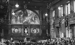 Aula Uniwersytetu w Heidelbergu ozdobiona swastykami.