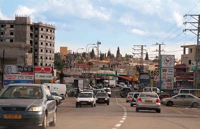 Jordaski arabski piosenkarz, Aziz Maraka, który wystpowa przed arabskimi obywatelami Izraela w zeszym miesicu na festiwalu na Targach Boonarodzeniowych w Kafr Jasif, spotka si w szerok kampania krytyki i zawstydzania w mediach spoecznociowych za wystpowanie w Izraelu. Na zdjciu: Kafr Jasif, Izrael, w 2006 roku. (Zdjcie: Tamar Hayardeni/Wikimedia Commons)