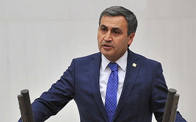 W 2016 r. Necati Yılmaz, parlamentarzysta z ramienia opozycyjnej Republikaskiej Partii Ludowej (CHP), przedstawi ówczesnemu premierowi Turcji, Binaliemu Yıldırımowi, pisemny wniosek parlamentarny, w którym kwestionowa dziaania i midzynarodowe powizania \