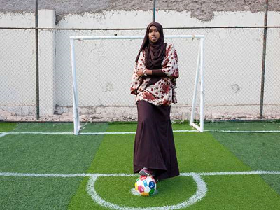 Trenerka futbolu i futbolistka Somalilandu, 24-letnia Marwa Mauled Abdi, pozuje na boisku w ośrodku sportowym Ubah, pierwszym boisku przeznaczonym wyłącznie dla kobiet w Hargeisa, stolicy Somalilandu, 1 marca 2018 r. Zdjęcie zrobiono na obchody Międzynarodowego Dnia Kobiet 8 marca 2018. Mustafa Saeed/AFP/Getty Images