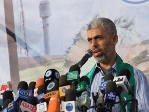 Wspierana przez Iran palestyska grupa terrorystyczna Hamas wybraa arcyterroryst Jahj Sinwara, pomysodawc okruciestw z 7 padziernika 2023 r. przeciwko tysicom Izraelczyków, na przewodniczcego swojego „biura politycznego”. Teraz, gdy Sinwar doczy do wewntrznego krgu „politycznych” postaci Hamasu, mona rozsdnie przypuszcza, e on równie zostanie nazwany przez zachodnie media „umiarkowanym” i „pragmatycznym”. Na zdjciu: Sinwar w czasach, kiedy jeszcze pokazywa si publicznie. (ródo: Palestina Chronicle) 