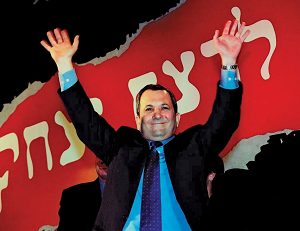 Były premier Izraela Ehud Barak podczas niedawnych protestów ( ŹródłoBritannica)