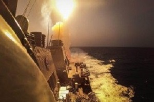 Niszczyciel „USS Carney” likwiduje rakiety Huti i ich drony lecące nad Morzem Czerwonym, 19 października 2023 r. Źródło: Zdjęcie Marynarki Wojennej Stanów Zjednoczonych wykonane przez specjalistę Aarona Lau.