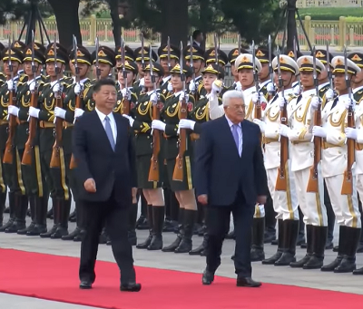 Prezydent Autonomii Palestyńskiej, Mahmoud Abbas, daje do zrozumienia, że popiera prawo Chin do trzymania ponad miliona muzułmanów w obozach reedukacyjnych i rozprawy z działaczami praw człowieka i dziennikarzami w Hong Kongu. Abbas muzułmanin, nie widzi powodu, dla którego on, albo ktokolwiek inny, miałby zwrócić się do Międzynarodowego Trybunału Karnego o rozpoczęcie dochodzenia w sprawie „zbrodni wojennych” Chin przeciwko muzułmanom. Na zdjęciu: Abbas spotyka się z chińskim prezydentem, Xi Jinpingie w Pekinie 18 lipca 2017 roku. (YouTube, zrzut z ekranu.)