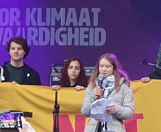 Greta Thunberg z kefij na szyji demonstruje na wiecu w Amsterdamie 2023r. (ródo zdjcia: Wikipedia)