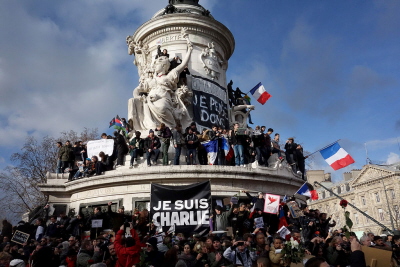 Wiec w Paryu 11 stycznia 2015, po zamachu na “Charlie Hebdo” z transparentem \