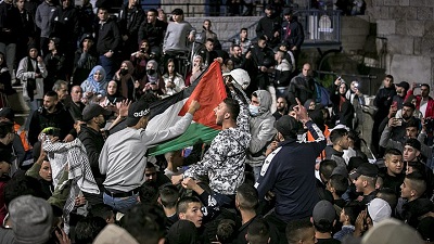 Ramadan. Arabowie wymachuj palestysk flag przy Bramie Damasceskiej prowadzcej na jerozolimskie Stare Miasto. 26 kwietnia 2021. Zdjcie Olivier Fitoussi/Flash90.