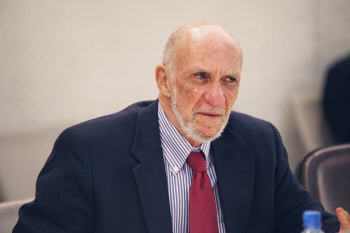 Richard Falk byy specjalny sprawozdawca Rady Praw Czowieka ONZ do spraw wynajdowania zbrodni Izraela. 