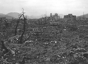 Zdewastowane centrum Hiroszimy z widoczną w oddali kopułą Hali Przemysłowej Prefektury Hiroszimy.