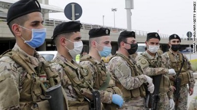 Wydana 1 maja dyrektywa libaskiego rzdu zakazuje powrotu „zagranicznych pokojówek” i palestyskich uchodców, nawet jeli ich rodziny yj w Libanie od pokole. Na zdjciu: onierze stoj na stray na midzynarodowym lotnisku Rafika Hariri w Bejrucie.