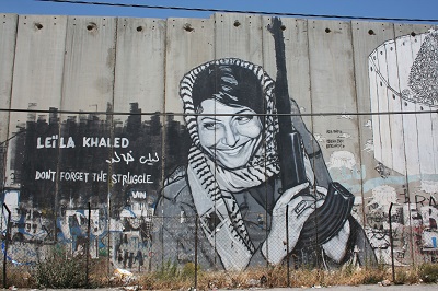 Graffiti na barierze chroniącej przed palestyńskimi terrorystami.