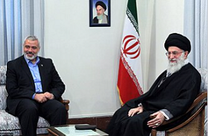 Zlikwidowany w Teheranie przywódca Hamasu, Ismail Hanije wielokrotnie spotyka si z przywódcami iraskiego reimu. Na zdjciu spotkanie z Alim Chameneim w 2012 roku. (ródo: Wikipedia)