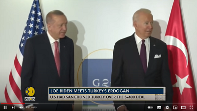 Coraz bardziej hipokrytyczna polityka prezydenta USA, Joego Bidena wobec coraz trudniejszego sojusznika NATO, Turcji, jest dramatycznie chwiejna. Na zdjęciu: Biden spotyka się z tureckim prezydentem, Recepem Tayyip Erdoğanem, podczas szczytu G20 31 października 2021 roku w Rzymie we Włoszech (Zdjęcie: Zrzut z ekranu z dokumentacji filmowej)