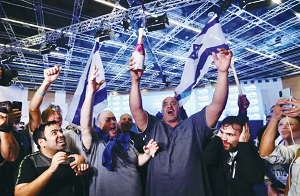 Zwolennicy LIKUDU otwierają szampana po ogłoszeniu wyników sondy powyborczej w dniu wyborów.(zdjęcie: MARC ISRAEL SELLEM/ JERUSALEM POST)