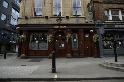 Londysku pub przy zrekonstruowanej pompie, któr zablokowa dr Snow.