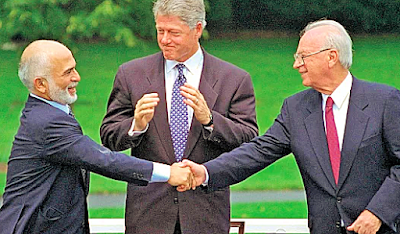 Hussein, Clinton, Rabin przy podpisywaniu traktatu pokojowego w 1994 roku