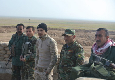 Grupa kurdyjskich czonków Peszmergi stoi przed lini frontu na zachód od Szingal, duego miasta wyzwolonego w grudniu przez siy kurdyjskie od Pastwa Islamskiego. (Zdjcie: SETH J. FRANTZMAN)