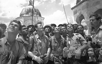 7 czerwca 1967 roku, izraelscy żołnierze po wkroczeniu do żydowskiej dzielnicy Jerozolimy podczas wojny sześciodniowej (Zdjęcie: Micha Bar-Am/Defense Ministry's IDF Archive)