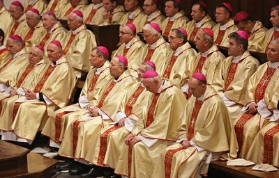 Biskupi okazuj swoj pokor w haftowanych szatach, by nie utraci swojego sensu ycia.