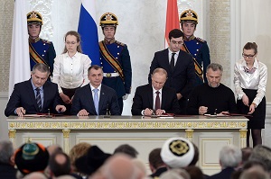 Zdjęcie: Podpisanie traktatu o przyjęciu Krymu w skład Federacji Rosyjskiej, 18 marca 2014. (Źródło: Wikipedia)