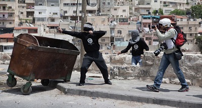 Fotoreporter robi zdjęcia protestującym Palestyńczykom podczas demonstracji we wschodniej Jerozolimie. 13 maja 2011 r. Zdjęcie: Ruben Salvadori/Flash 90