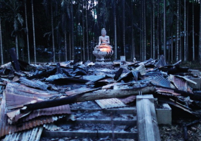 Posg BUDDY na szczycie ruiny po ataku na wityni buddyjsk w Cox’s Bazar w Bangladeszu... (zdjcie: REUTERS)