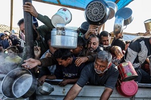 Przesiedleni Palestyczycy ustawiaj si w kolejce po posiki z Rafah Charity Kitchen (Tekia) w Chan Junis, w poudniowej czci Strefy Gazy, 20 listopada 2024 r. Zdjcie: Abed Rahim Khatib/Flash90.